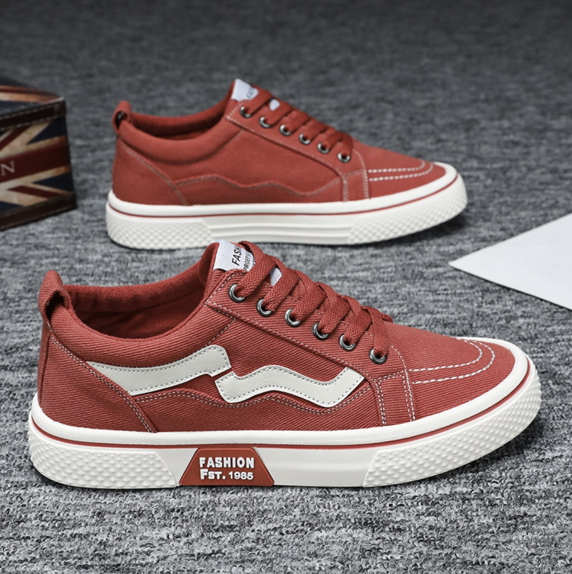 TRENDY CANVAS SNEAKERS
