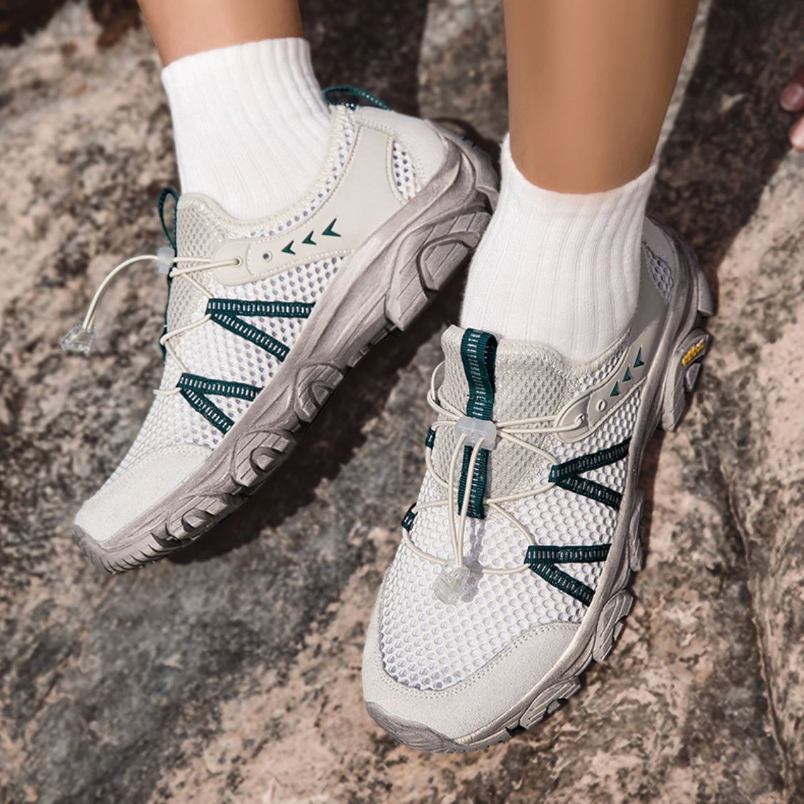 LIGHTWEIGHT HIKING SNEAKER