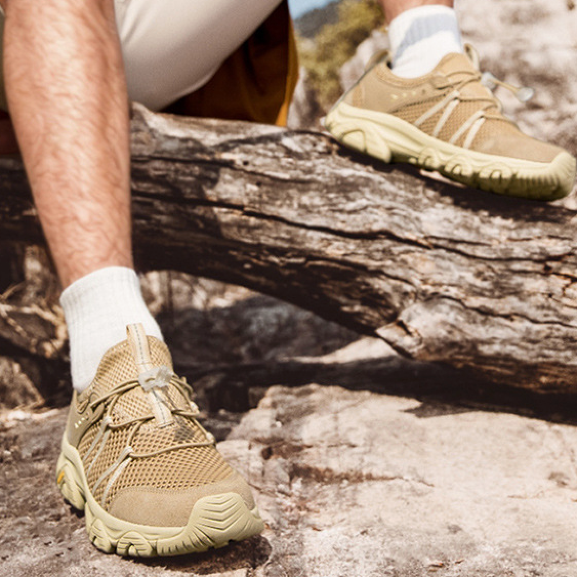 LIGHTWEIGHT HIKING SNEAKER