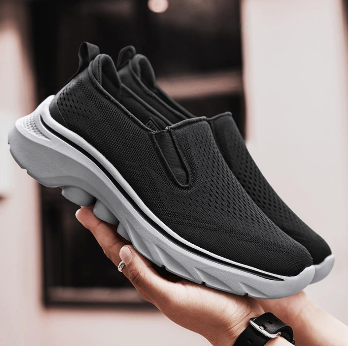 LIGHTWEIGHT MESH WALKING SHOES