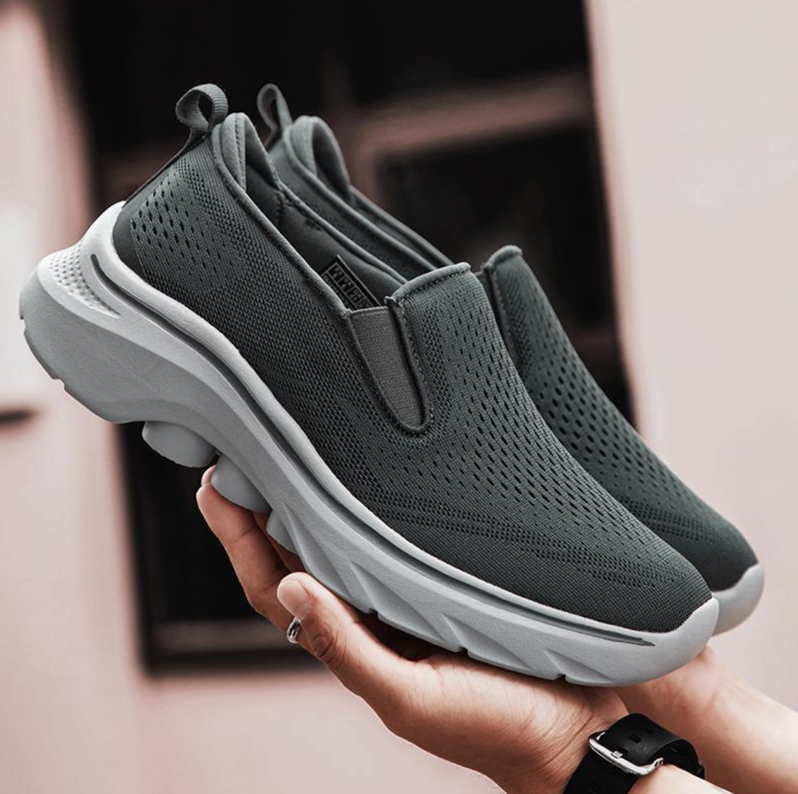 LIGHTWEIGHT MESH WALKING SHOES